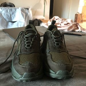 Jeffery Campbell season 18 sneakers